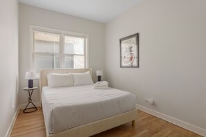 2 Schlafzimmer, Schreibtisch, Bügeleisen/Bügelbrett, Reisekinderbett