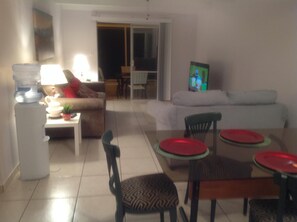 Smart-TV, Netflix, Hulu, DVD-Player