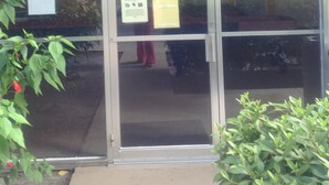 Entrada de um prédio com uma placa que diz 'GAME ROOM'.