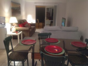 Smart TV, Netflix, Hulu, DVD player