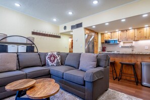 TV, fireplace, video-game console - Spacious, high end condo that sleeps 8 in Copper Mountain's Center Village (Copper Mountain)