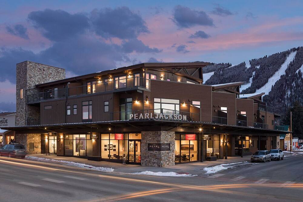 Perfectly sited condo in downtown Jackson, urban living in Jackson Hole