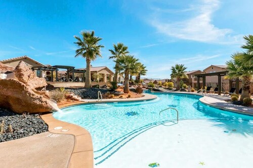 PVZ 82| Pool, Slides & Zion Views * Patio dining