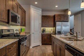 Fridge, microwave, oven, stovetop - PVZ 82| Patio w/ Dining Space * Water park * Views (Santa Clara)