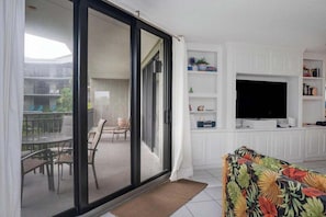 Älytelevisio, takka, pöytätennispöytä