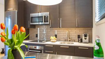 Réfrigérateur, micro-ondes, four, plaque de cuisson