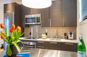 Frigorífico, microondas, horno y placa de cocina