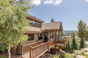 Exterior - Spend Holidays in Big Sky! Pristine Mountain Home with Ski Access and Hot Tub (Big Sky)