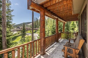 Terrace/patio - Spend Holidays in Big Sky! Pristine Mountain Home with Ski Access and Hot Tub (Big Sky)