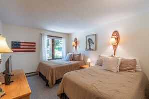 1 bedroom, iron/ironing board, free WiFi, bed sheets - Cozy Ski-in/Walk-out condo, free wifi & parking, great value (Copper Mountain)
