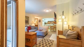 Een televisie en een open haard