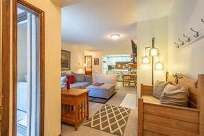 TV, fireplace - Cozy Ski-in/Walk-out condo, free wifi & parking, great value (Copper Mountain)