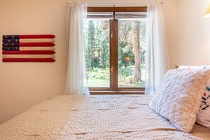 1 bedroom, iron/ironing board, free WiFi, bed sheets - Cozy Ski-in/Walk-out condo, free wifi & parking, great value (Copper Mountain)