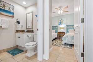 Kombination af bruser/badekar, boblebadekar, hårtørrer, håndklæder