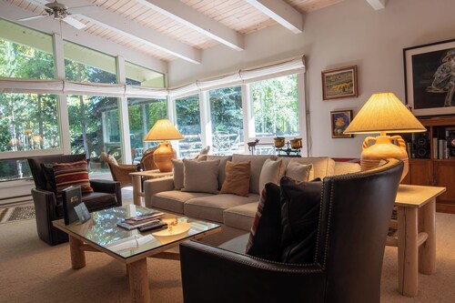 Omakotitalo, jolla on suuri piha ja Sun Valley -hotellin mukavuudet