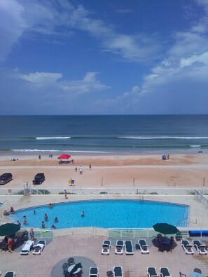 En la playa, camastros y toallas de playa 