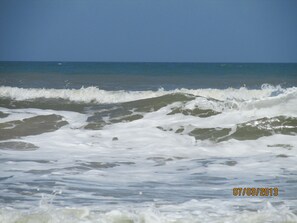 En la playa, camastros y toallas de playa