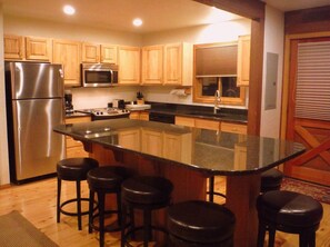 Full-sized fridge, microwave, oven, stovetop