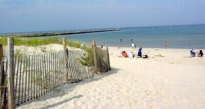 Stay in a TINY HOUSE!â
0.4mi to Beachâ
Villageâ
Restaurantsâ
Pet Friendly â
2 bikes!