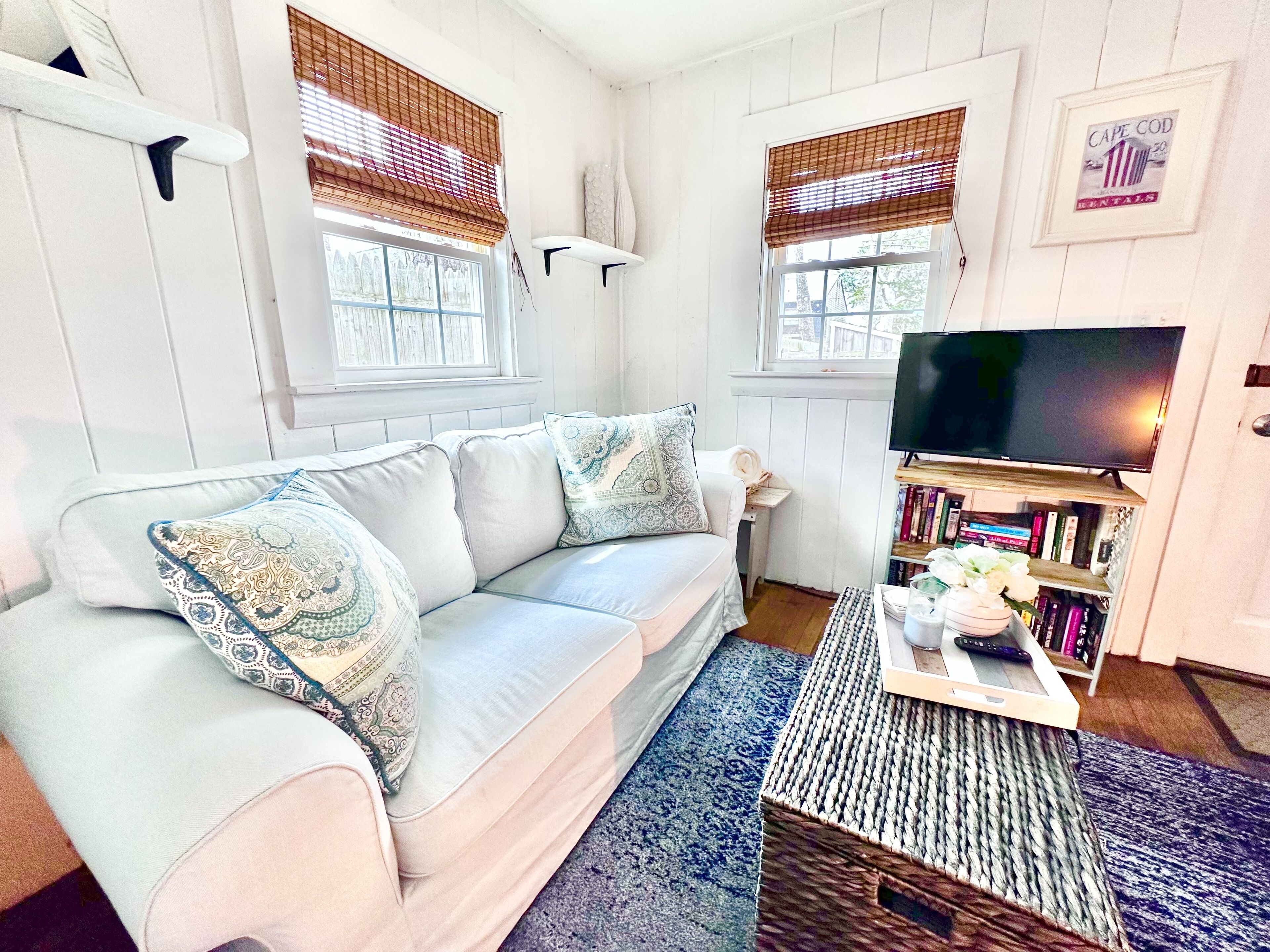 Stay in a TINY HOUSE!★0.4mi to Beach★Village★Restaurants★Pet Friendly ★ 2 bikes!
