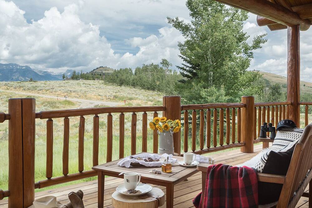 Elegant mountain retreat, stunning panoramic views