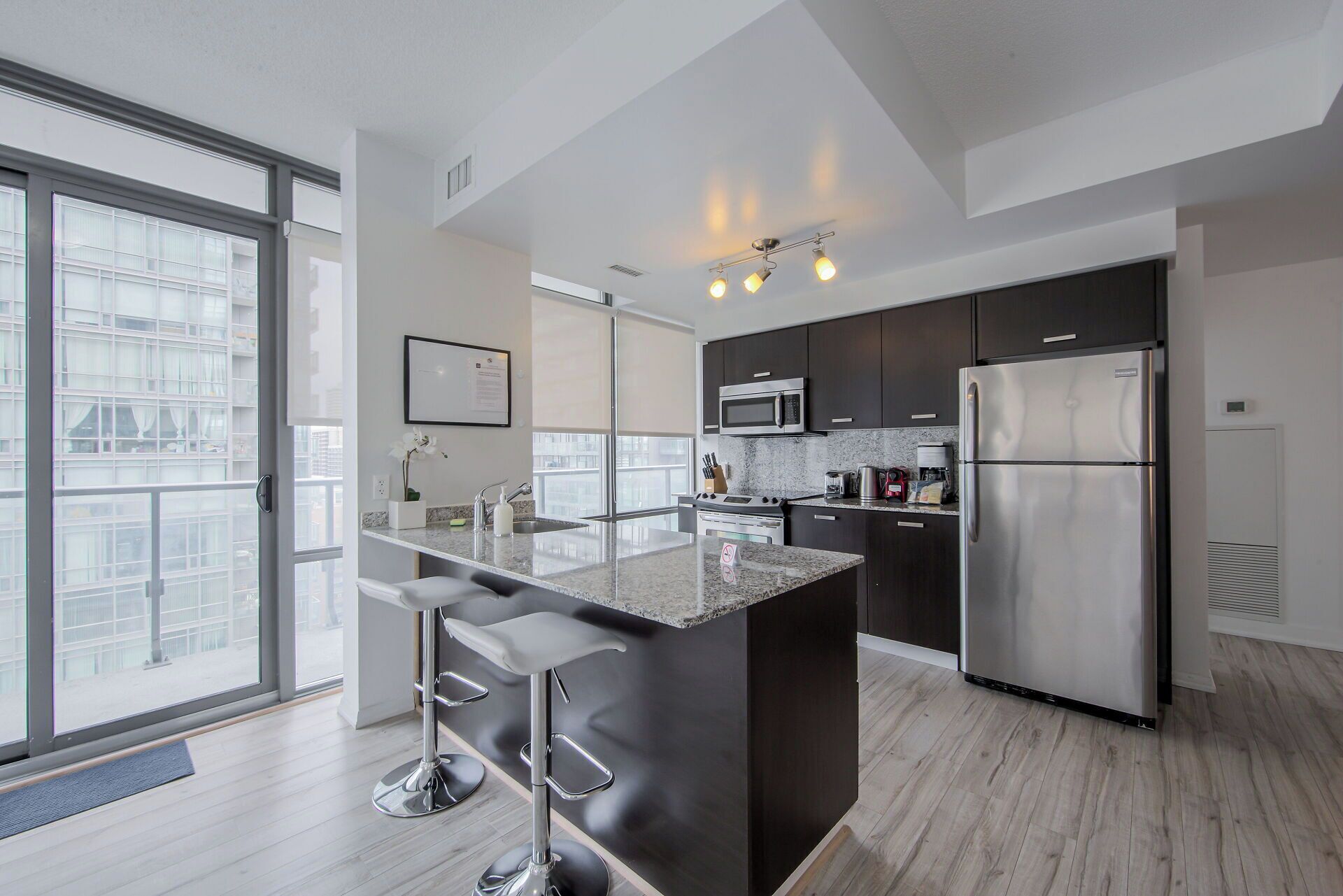 Refrigerador, microondas, horno, placa de cocina