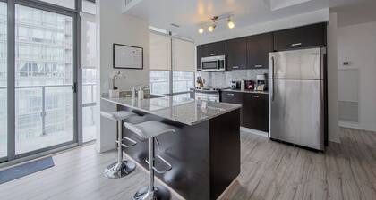 Spacious Downtown Toronto 2BR + Den Condo | Balcony | Sleeps 8 | Near Hospitals