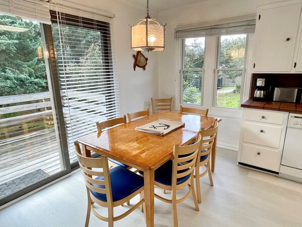 Dining - Jonathan Livingston Seagull:  Dog friendly single story home. (Ocracoke)