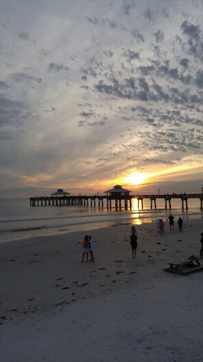 Beach -  Has 2 Pools, Right Off The 41 Close To Many Restaurant's…ground Floor (Fort Myers)