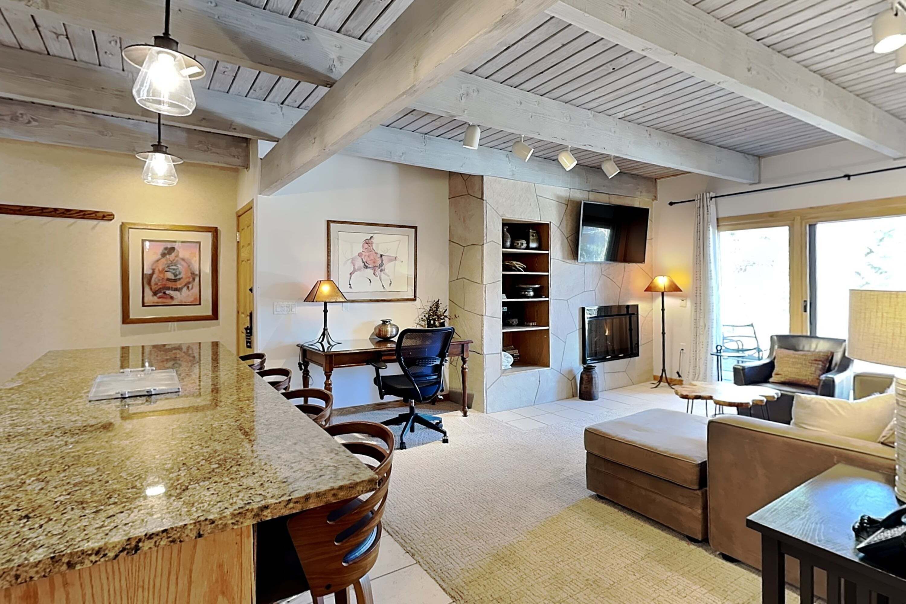 Een televisie, een open haard, een dvd-speler en een tafeltennistafel