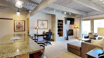 Een televisie, een open haard, een dvd-speler en een tafeltennistafel