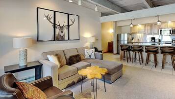 Een televisie, een open haard, een dvd-speler en een tafeltennistafel