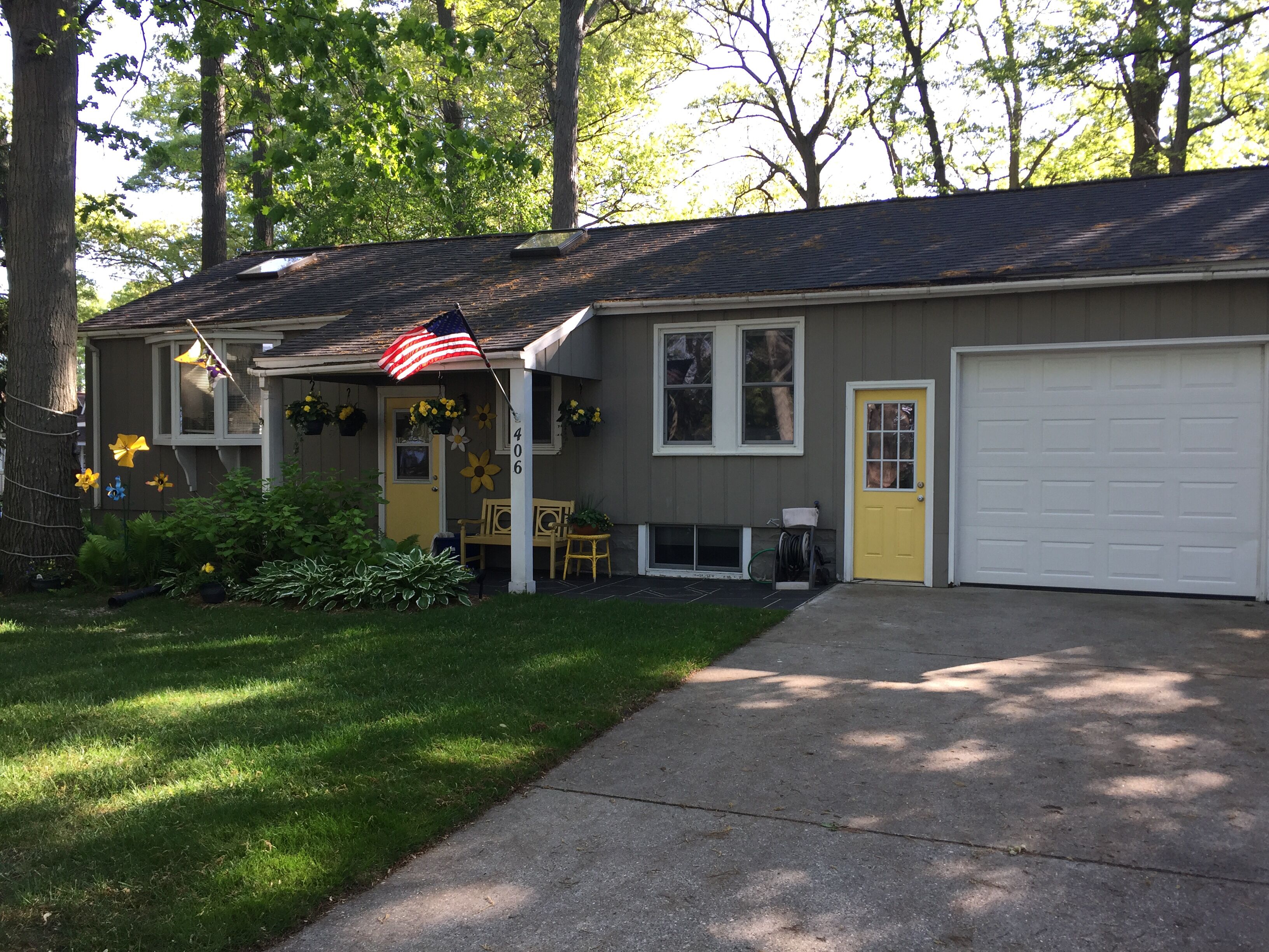 Cute cottage-Lake Macatawa views! Now booking Summer 2024.