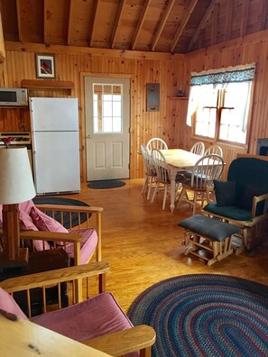 Interior - Family Friendly Updated Waterfront Cottage (Leeds)