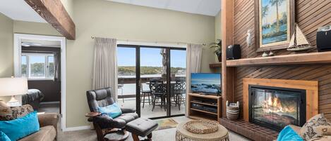 薄型テレビ、DVD プレーヤー