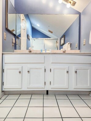 Combined shower/bathtub, towels, soap, shampoo