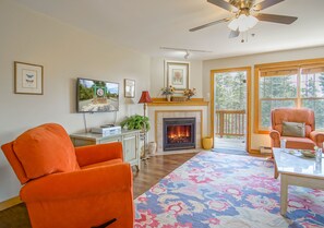 Een televisie en een open haard