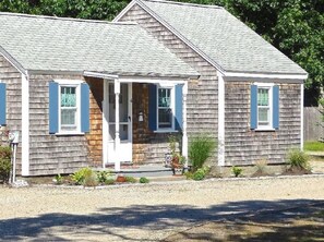 Exterior - Walk To The Beaches Or Swim In The Pool (South Yarmouth)