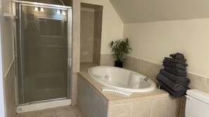 Combined shower/bathtub, jetted bath, hair dryer, towels - Folly Beach Riverfront Apt with dock, private boat ramp kayaks and bikes (Folly Beach)