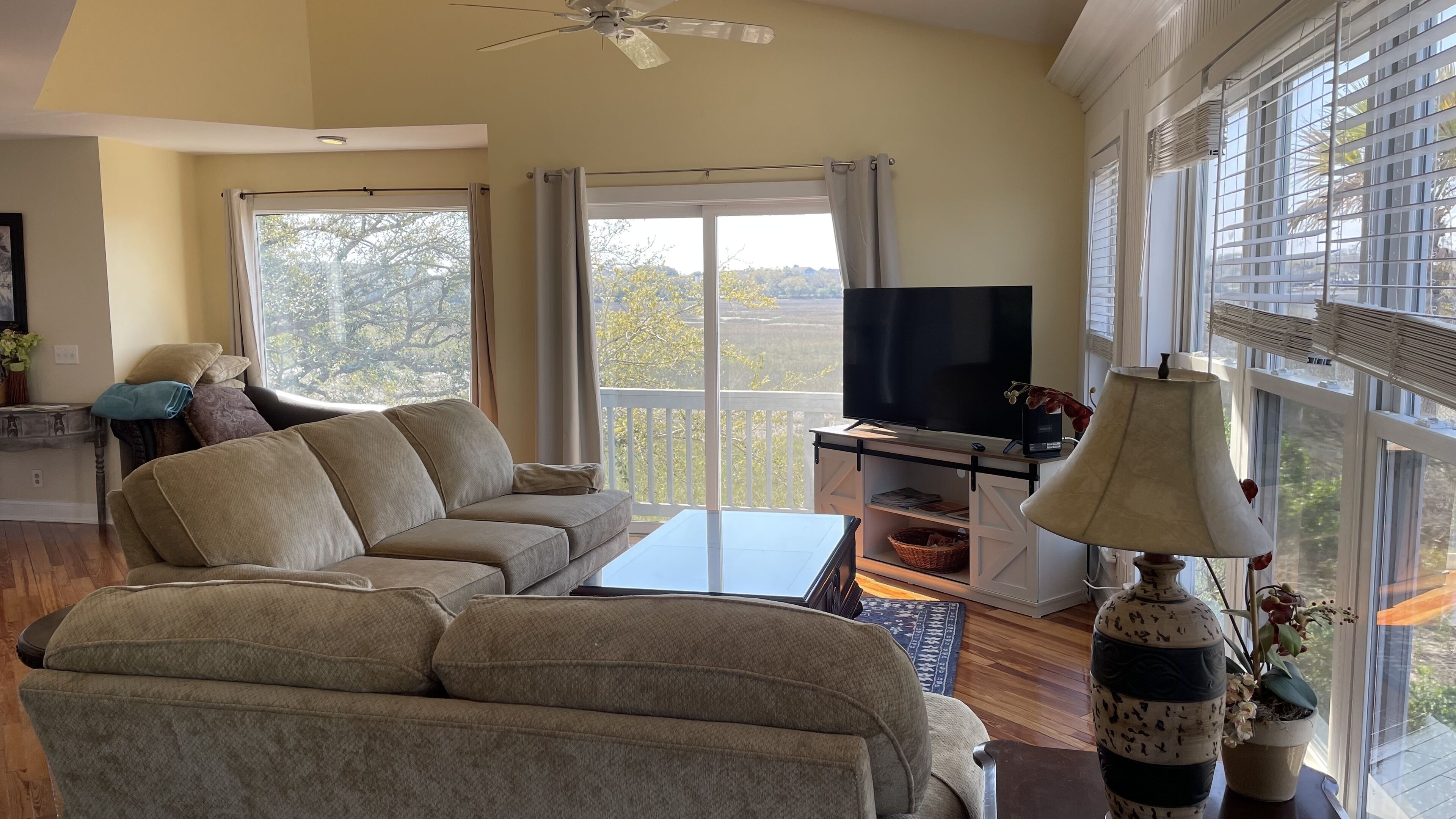 TV de tela plana, DVD player, livros, aparelho de som