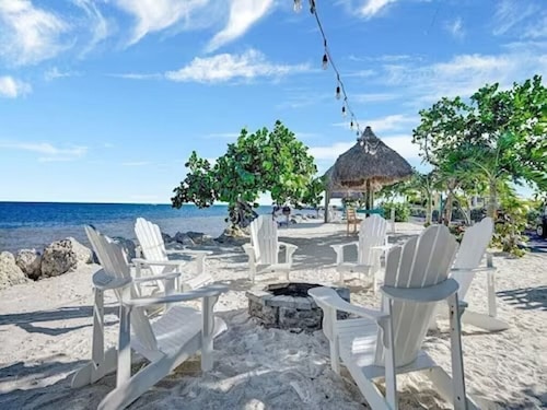 NEW! CASA AZUL OCEANSIDE - GOLF CART, 2 KING SUITES, POOL, BEACH, PICKLE, KAYAKS