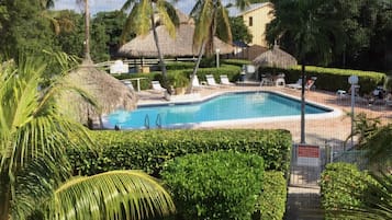 Een buitenzwembad en een verwarmd zwembad