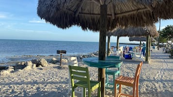 Accommodatie ligt op het strand, ligstoelen, strandlakens