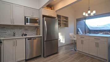 Een koelkast, een oven, een vaatwasser