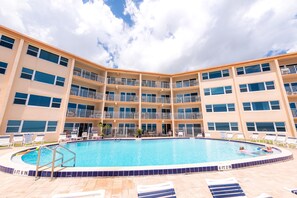 Lämmitetty uima-allas