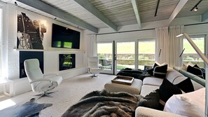 Télévision, cheminée, lecteur de DVD, vidéothèque