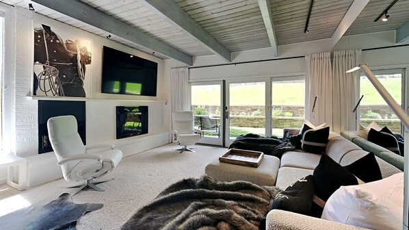 Tv, eldstad, dvd-spelare och ett filmbibliotek