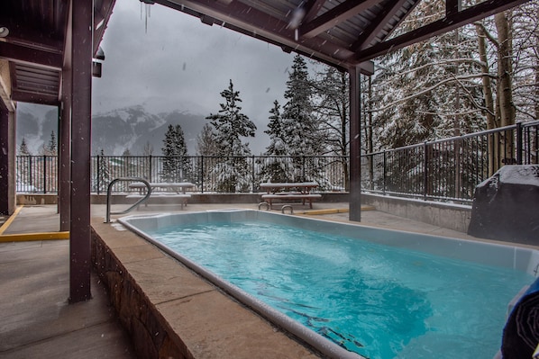 Outdoor spa tub - Great mountain views steps from the lifts, 2 master bedrooms (Copper Mountain)