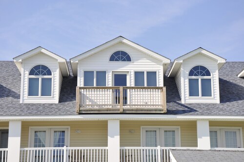 William's Villa:  Spacious centrally located condo, cathedral ceilings