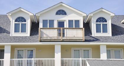 William's Villa: Spacious centrally located condo, cathedral ceilings